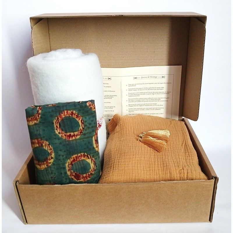 Kit de couture pour coudre un plaid en coton avec des ronds bordeaux et camel sur fond vert foncé et gaze de coton camel.