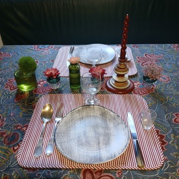 Tissu indien à fond gris et grandes fleurs bordeaux, roses et bleues vendu à la coupe par Maison Pouic