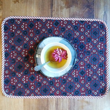 Set de table réversible matelassé motif indien bordeaux et bleu foncé.