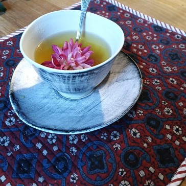 Set de table en indienne matelassée réversible bordeaux et bleu foncé.