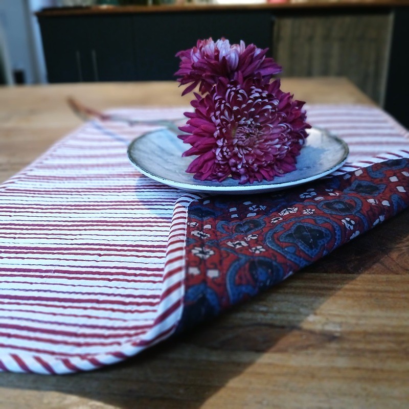 Set de table matelassé réversible rayé et motifs stylisés indiens par Maison Pouic.