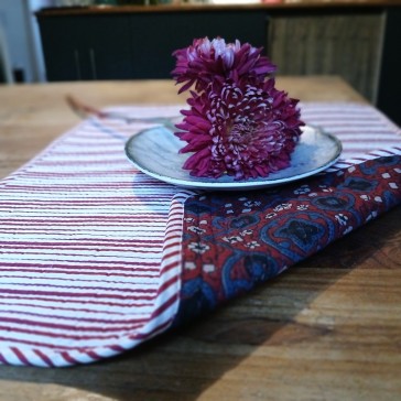 Set de table matelassé réversible rayé et motifs stylisés indiens par Maison Pouic.
