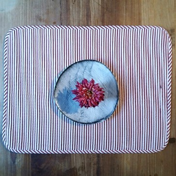 Set de table réversible rayé rouge et blanc.