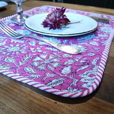 Set de table réversible matelassé à fleurs blanches sur fond rose et galon à rayures