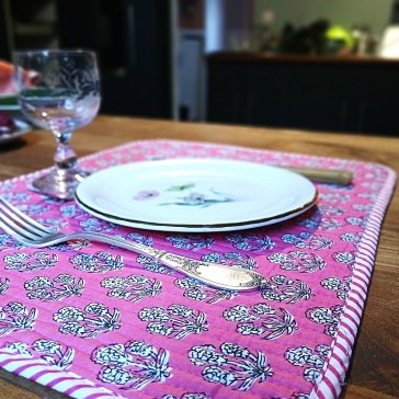 Set de table matelassé réversible rose et blanc par Maison Pouic.