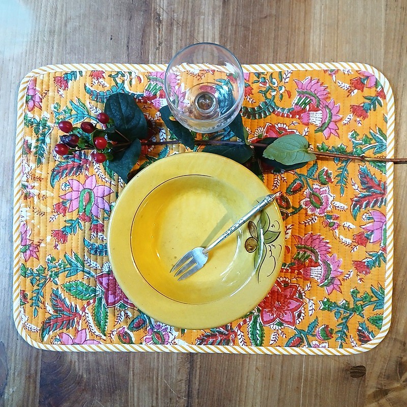 Set de table réversible matelassé fleuri rose et vert sur fond orange