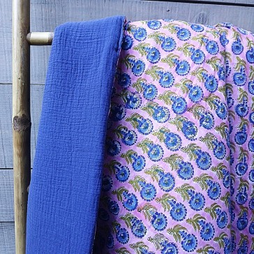 Box de couture pour réaliser un bout de lit en coton indien à petites fleurs bleues sur fond rose