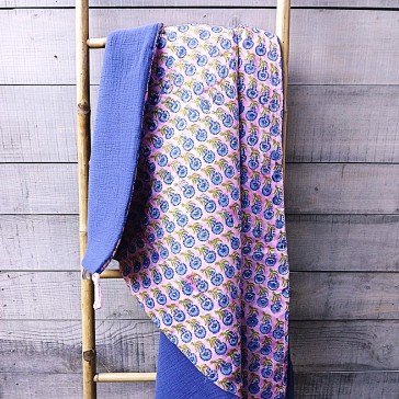 Kit de couture pour réaliser un bed cover en indienne à petites fleurs bleues sur fond rose