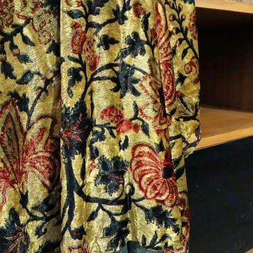 Velours de soie à fond jaune or, fleurs et feuilles rouille et noires, vendu à la coupe par Maison Pouic
