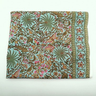 Foulard carré avec des ramages, des fleurs et des papillons marron, roses et verts sur un fond bleu