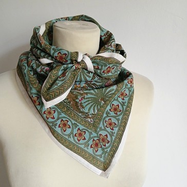 Foulard carré en indienne à motifs de palmiers, papillons et ramages verts, marron et roses sur un fond bleu