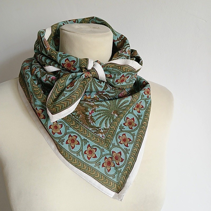 Foulard carré en indienne à motifs de palmiers, papillons et ramages verts, marron et roses sur un fond bleu