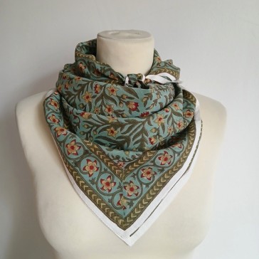 Foulard carré en indienne à ramages kaki, jaune et bordeaux sur fond vert pâle