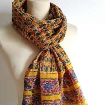 Foulard long en voile de coton imprimé à la main à motifs géométriques bleus et roses sur fond jaune