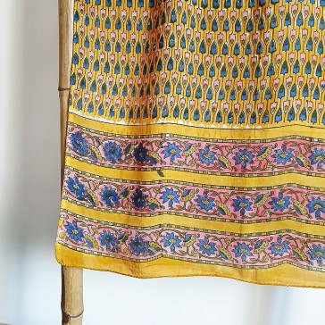 Foulard en voile de coton indien imprimé à la main à motifs géométriques bleus et rose sur fond jaune