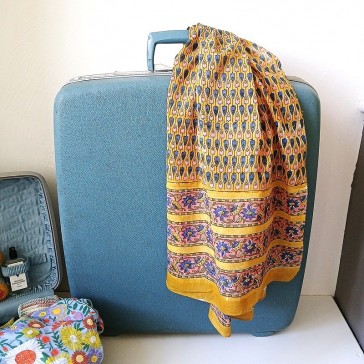 Foulard en coton indien imprimé à la main motifs géométriques bleus et rose sur fond jaune par Maison Pouic.