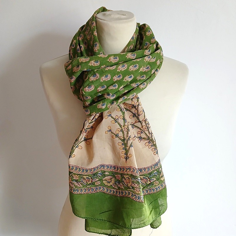 Long foulard en coton imprimé à la main à petits motifs cachemire bleu sur fond vert avec bordure fleurie