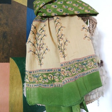 Foulard imprimé à la main en coton indien à petits motifs cachemire bleu sur fond vert et bordure fleurie sur fond beige