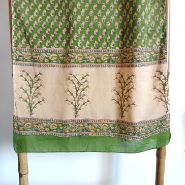 Chèche en coton indien imprimé à la main vert à petits motifs bleus et bordure fleurie sur fond beige