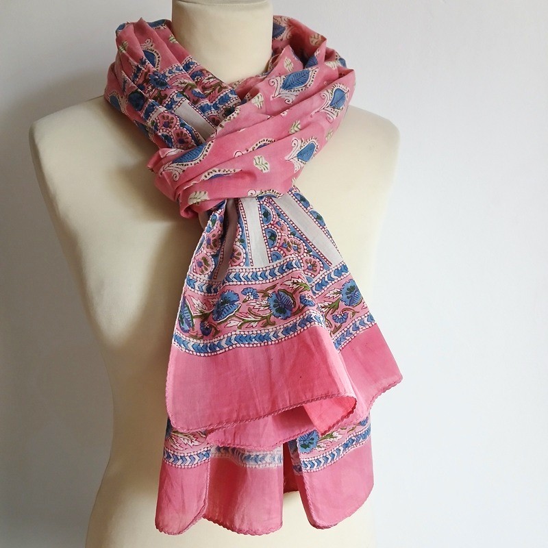 Long foulard indien à motifs de feuilles bleues sur fond rose et bordure fleurie