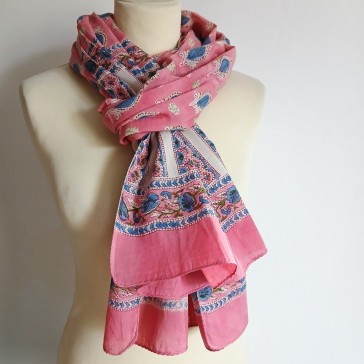 Long foulard indien à motifs de feuilles bleues sur fond rose et bordure fleurie