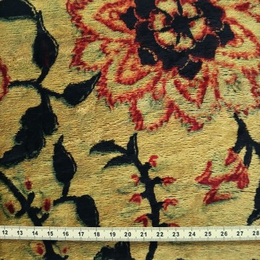 Velours de soie à grandes fleurs rouille et feuilles noires sur fond jaune doré