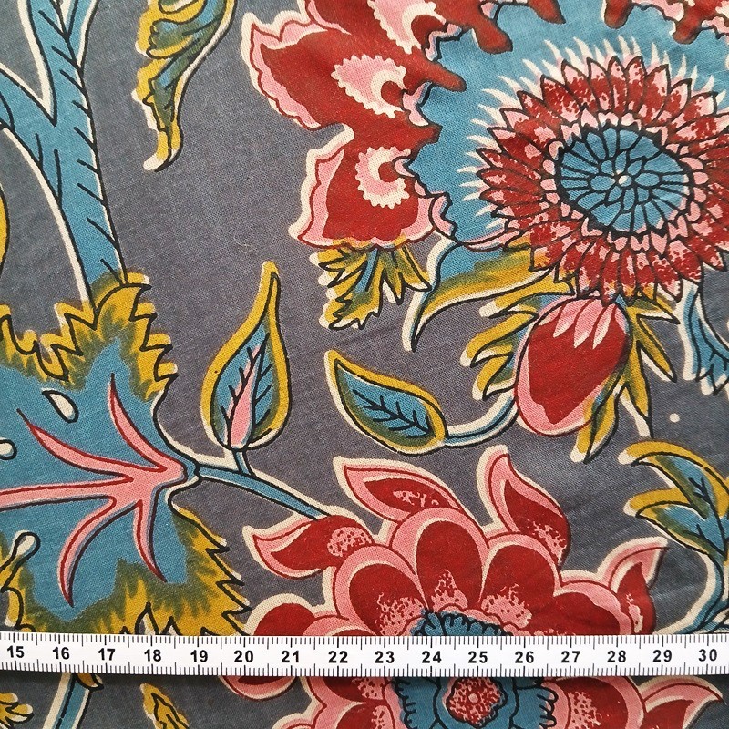 Coton indien imprimé au tampon de bois à fleurs bordeaux, roses, bleues et ocre sur fond gris vendu à la coupe par Maison Pouic