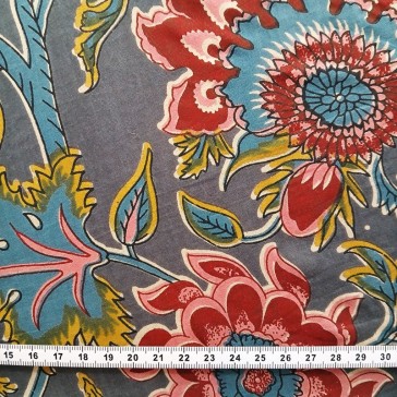 Coton indien imprimé au tampon de bois à fleurs bordeaux, roses, bleues et ocre sur fond gris vendu à la coupe par Maison Pouic