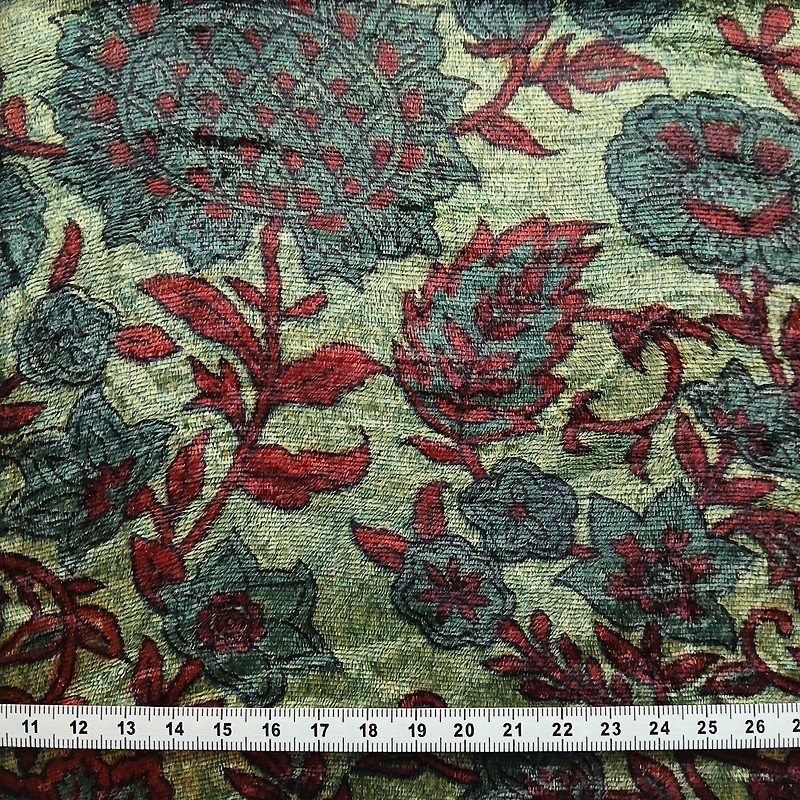 Velours de soie à grandes fleurs bleues et feuilles bordeaux sur fond vert vendu à la coupe par Maison Pouic