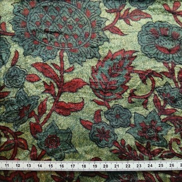 Velours de soie à grandes fleurs bleues et feuilles bordeaux sur fond vert vendu à la coupe par Maison Pouic