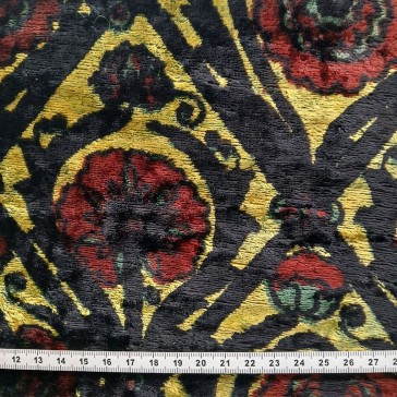 Velours de soie indien à fond jaune fleurs bordeaux et noires vendu à la coupe par Maison Pouic