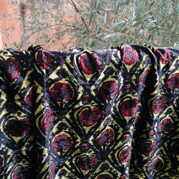 Velours de soie à fleurs bordeaux et noires sur fond jaune vendu à la coupe par Maison Pouic