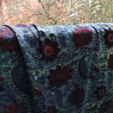 Velours de soie à grandes fleurs bordeaux sur fond bleu vendu à la coupe par Maison Pouic