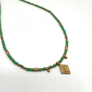 Collier indien ras de cou en perles vertes et laiton, pendentif en forme de losange martelé
