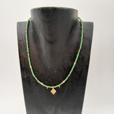 Collier indien en perles vertes et laiton, avec pendentif en forme de losange