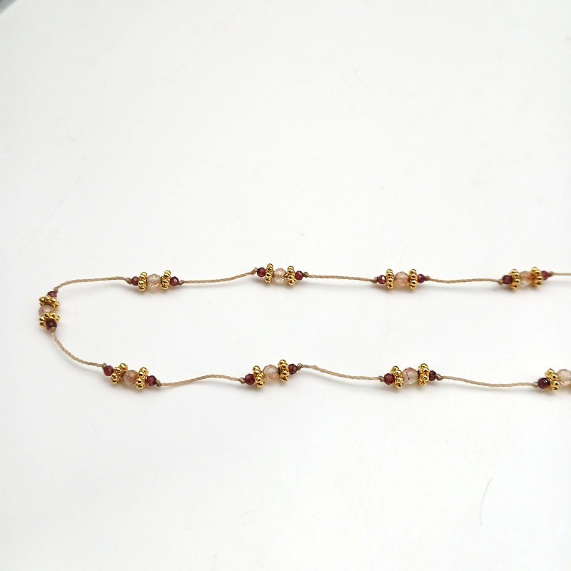 Ras de cou réglable à petites pierres semi-précieuses et rondelles de laiton sur fil rose pâle