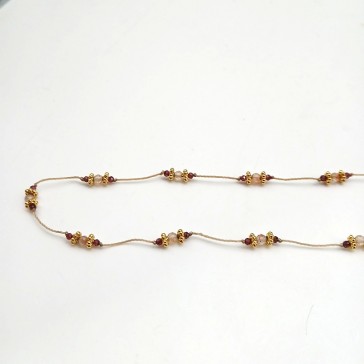 Ras de cou réglable à petites pierres semi-précieuses et rondelles de laiton sur fil rose pâle