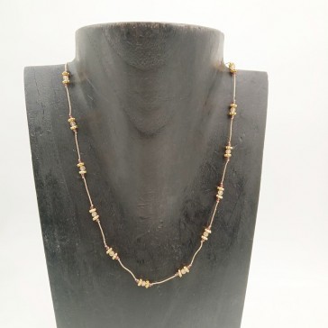 Collier ajustable en pierres semi-précieuses et fil couleur rose poudré