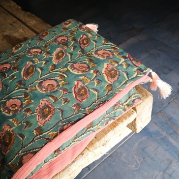 Plaid en coton indien fond vert fleurs rose doublé gaze de coton rose marsala et ouatine à l'interieur.
