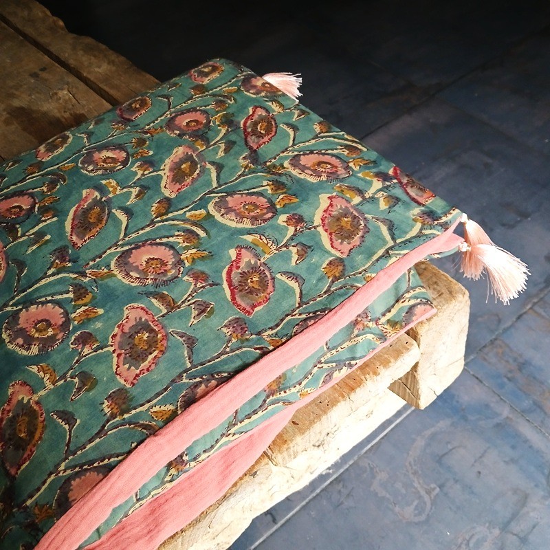 Plaid en coton indien à fond vert et fleurs roses doublé de gaze de coton rose marsala avec ouatine à l'interieur