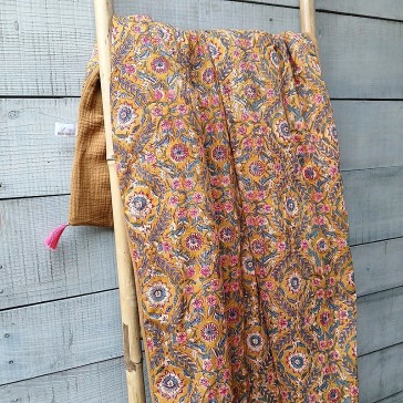 Plaid en coton indien fond moutarde guirlandes de fleurs bleues et rose doublé de gaze de coton havane.