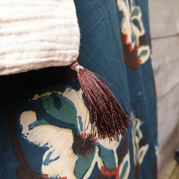 Plaid Maison Pouic en coton indien à grandes fleurs teint à l'indigo et double gaze écrue