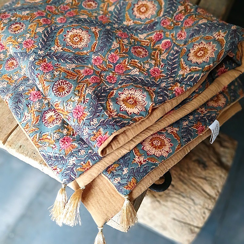 PLaid en coton indien guirlandes de fleurs roses et beiges sur fond bleu doublé de gaze de coton camel et ouatine.