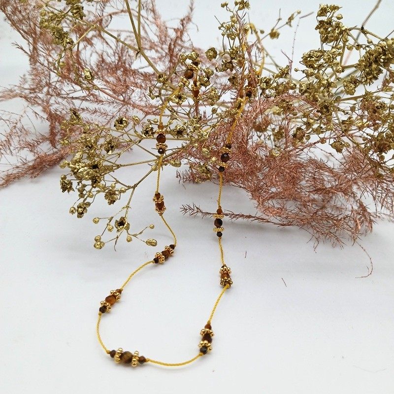 Collier indien ajustable en pierres semi-précieuses marron sur fil jaune
