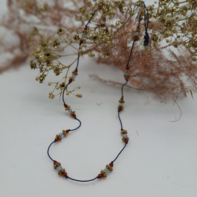 Collier ras de cou ajustable en pierres semi précieuses bleues et grenat sur fil bleu