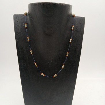 Collier réglable en pierres semi-précieuses bleues et grenat sur fil bleu