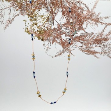 collier ajustables petites pierres bleues et perles en laiton intercalées.