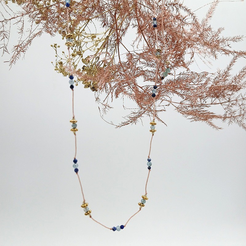 collier ajustables petites pierres bleues et perles en laiton intercalées.