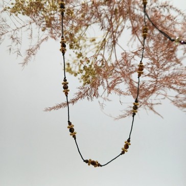 Collier réglable en pierres marron sur fil noir par Maison Pouic.