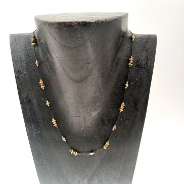 Ras de cou ajustable pierres marron sur fil noir.